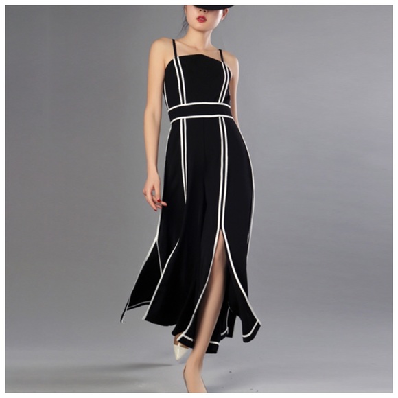 Pants - 🆕 Black & White Flowing Gorgeous Jumpsuit